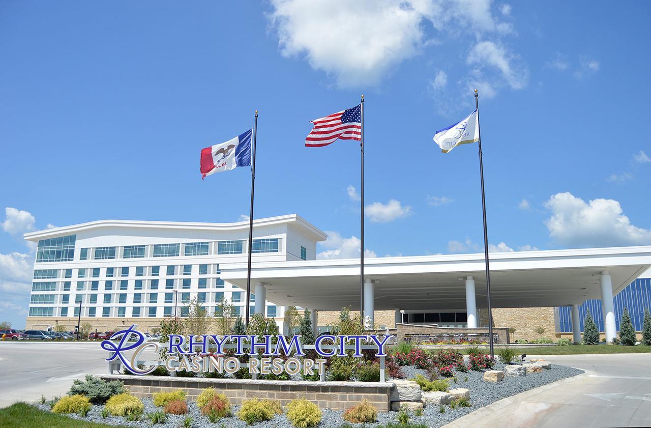 Rhythm City Casino & Resort Davenport Exterior photo
